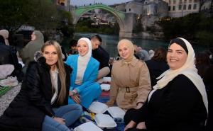 Nakon 2 godine pauze: Više od 1.000 mladih na iftaru ispod Starog mosta